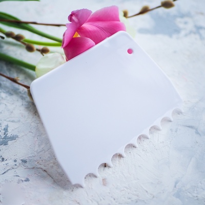 Шпатель пластиковый с зубчиками 13,5*10 см