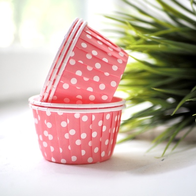 Формы с закрученными краями для маффинов ламинированные Белый горошек на розовом (50*40 мм)