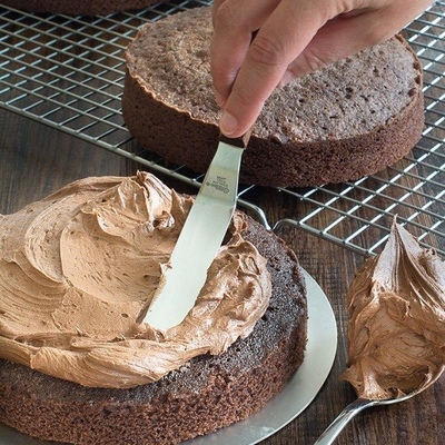 Шпатель кондитерский изогнутый.